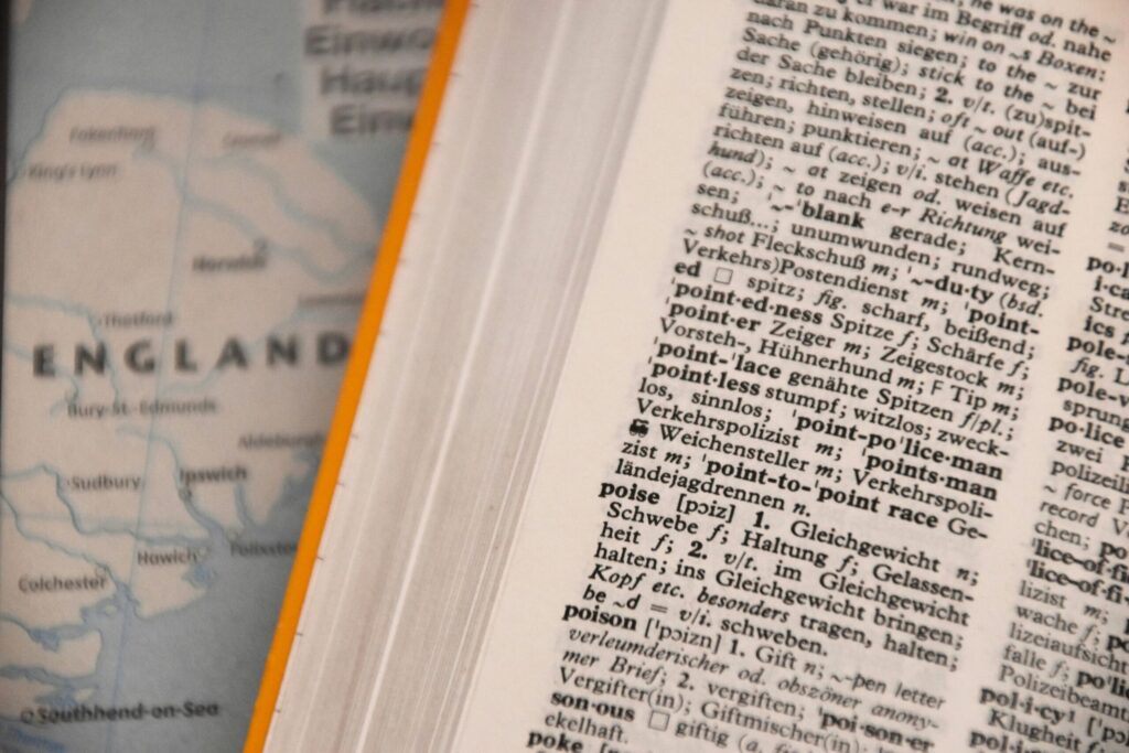 「gap year」の意味を英英辞書で引いてみると